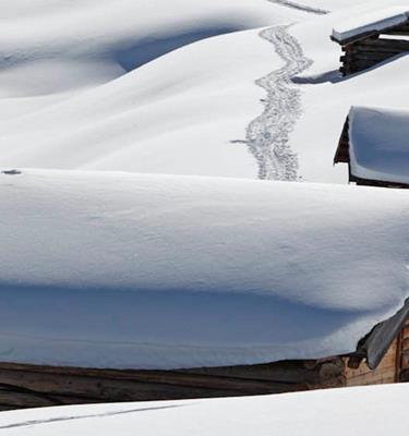 Paesaggio coperto di neve profonda nel paradiso dello sci di fondo dell'Alta Val Venosta
