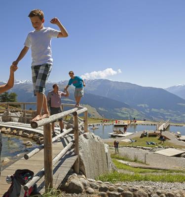 Familienurlaub mit Kindern am Erlebnisberg Watles Spielsee direkt oberhalb des Familienhotels Südtirol: Watles