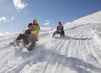 Rodeln mit Familie im Familien- & Kinderhotel Südtirol - Hotel Watles direkt am Skigebitd