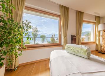 Massageraum mit Panorama auf das Vinschgau im Wellnesshotel Watles