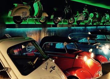 Collezione di auto e Vespe d'epoca nel museo delle auto d'epoca dell'Oldtimer Hotel Watles, Alto Adige