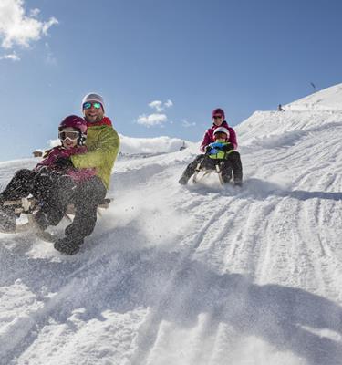 Rodeln mit Familie im Familien- & Kinderhotel Südtirol - Hotel Watles direkt am Skigebitd