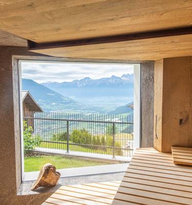 Vista panoramica della sauna sulla Val Venosta nel Watles Wellness Hotel