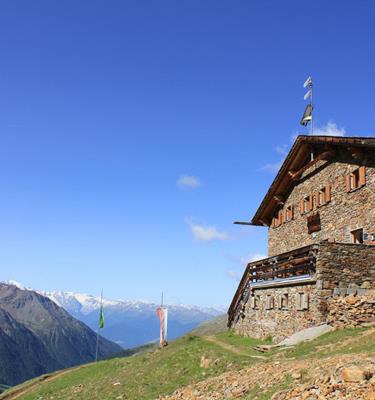 Aussicht auf eine Schutzhütte im Vinschgau beim Wanderurlaub in Südtirol
