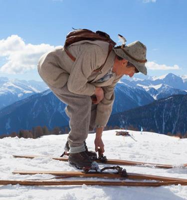 Historische Ski im Skigebiet Watles beim Hotel direkt an der Piste in Südtirol