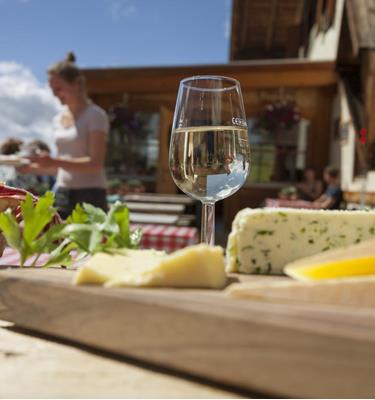 Spuntino durante una vacanza escursionistica in Alto Adige al Hotel per escursioni in Val Venosta