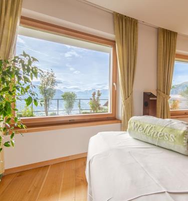 Massageraum mit Panorama auf das Vinschgau im Wellnesshotel Watles