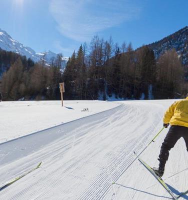 Cross-country skiers in the Schlinig cross-country skiing area in the upper Vinschgau Valley