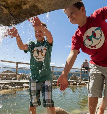 Cascata d'acqua & parco giochi - hotel per famiglie Alto Adige