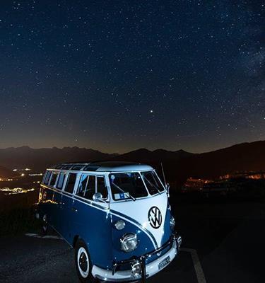 oldtimerbus-bei-nacht