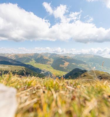 Aussicht ins Vinschgau beim Wandern im Wanderhotel am Hausberg Watles