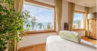 Massageraum mit Panorama auf das Vinschgau im Wellnesshotel Watles