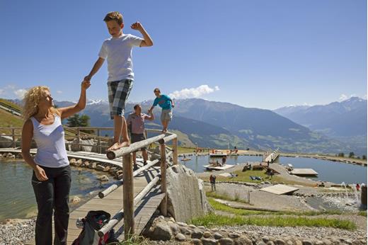 Familienurlaub mit Kindern am Erlebnisberg Watles Spielsee direkt oberhalb des Familienhotels Südtirol: Watles