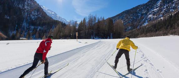 Langläufer im Langlaufgebiet Schlinig im oberen Vinschgau